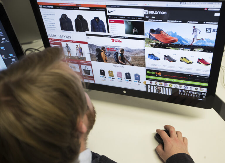 Finans Norge advarer mot å gå i svindelfella i høstferien.