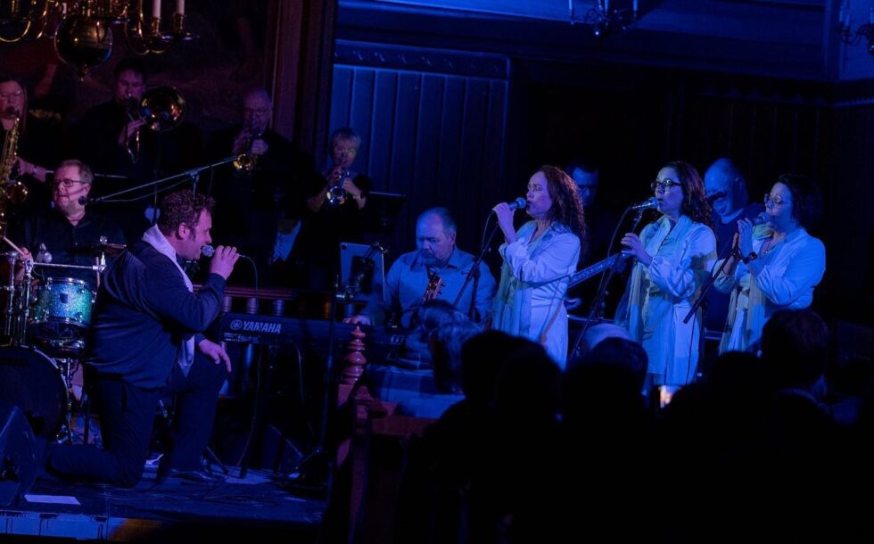 For The Hert Band kommer til Vinger kirke med sitt 14 mann store band. Gospel og Elvis vil stå i fokus.