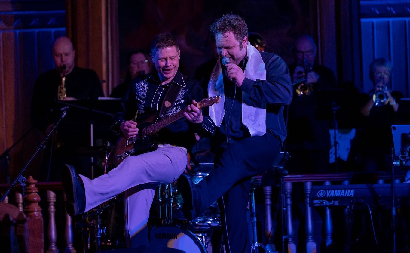 Med blant annet en hel blåserekke vil det bli trøkk i Vinger kirke når For The Heart Band opptrer.