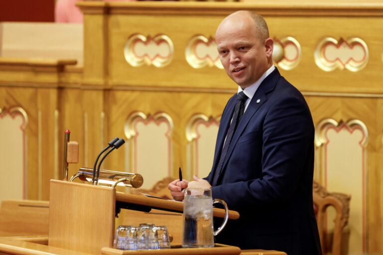 Finansminister Trygve Slagsvold Vedum (Sp) legger fram Statsbudsjettet på Stortinget, fredag 6. oktober.