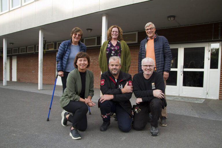 Tidligere denne uka ble 50 års jubileet til Langeland skole markert. MItt Kongsvinger har møtt noen av de som har skolen som sin arbeidsplass og noen av de som var elever ved skolen for 50 år siden. Foran fra venstre: Karin Teigum, Arnfinn Strømstad og Per Ivar Wangen. Bakerste rad fra venstre:Ulla Torgersen, Eirin Tone Hestnes Elfmark og Øyvind Torgersen.