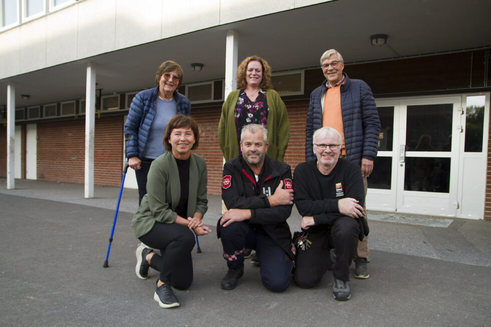 Tidligere denne uka ble 50 års jubileet til Langeland skole markert. MItt Kongsvinger har møtt noen av de som har skolen som sin arbeidsplass og noen av de som var elever ved skolen for 50 år siden. Foran fra venstre: Karin Teigum, Arnfinn Strømstad og Per Ivar Wangen. Bakerste rad fra venstre:Ulla Torgersen, Eirin Tone Hestnes Elfmark og Øyvind Torgersen.