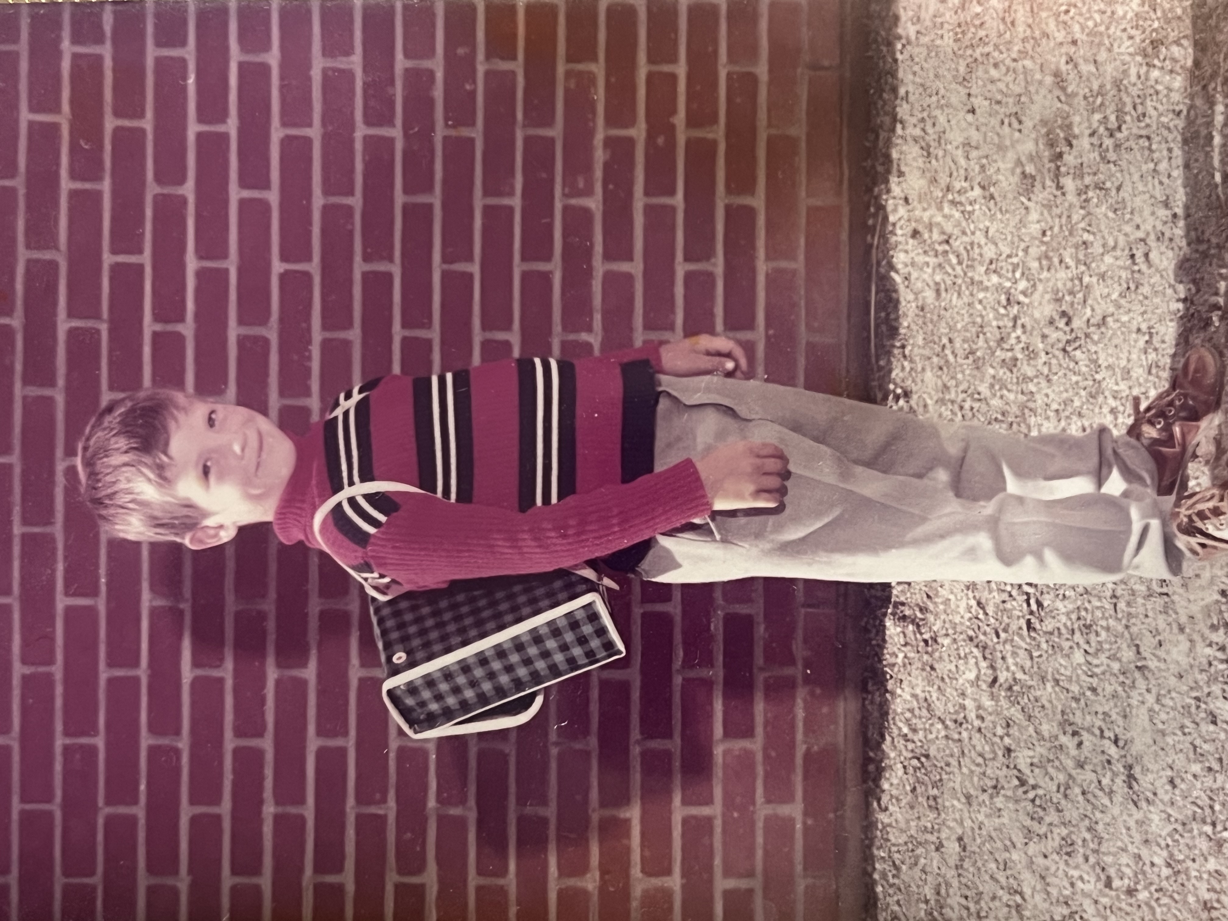 I 1973 begynte Arnfinn Strømstad på Langeland skole. I dag leder han den nye brannstasjonen, som ligger bare noen hundre meter fra den gamle skolen, langs skoleveien Arnfinn tråkket i tre år.