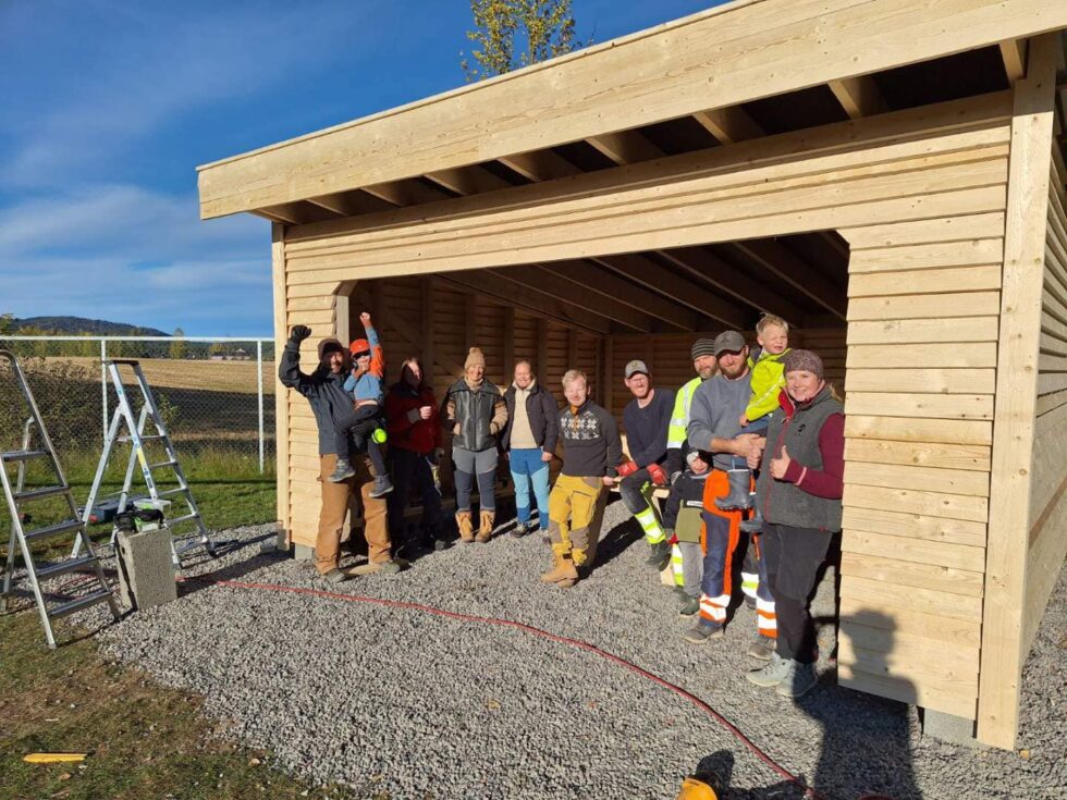 En blid og fornøyd gjeng etter helgeinnsatsen i den nye gapahuken på Brandval skole. Fra venstre: Even Aamodt med Kolbjørn på armen, Hege Merete Slaastad, Line Amundsen, Karoline Wormstrand, Stian Tveiti, Rudi Christoffer Havn, Frode Moe, Geir Engen med Isak på armen og Santina Anette Kvesetberg.