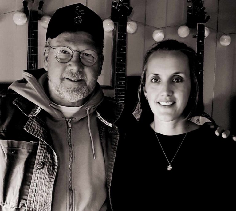 På fredag spiller Roy Lønhøiden og Elin Rusten Moen konsert i Austmarka kirke. Med på konserten er også musikeren Olav Torgeir Kopsland.