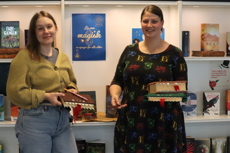 Bibliotekarene Unnveig Stokke (t.v) og Marianne Skog Eltvik gleder seg til en magisk kveld på bilblioteket.