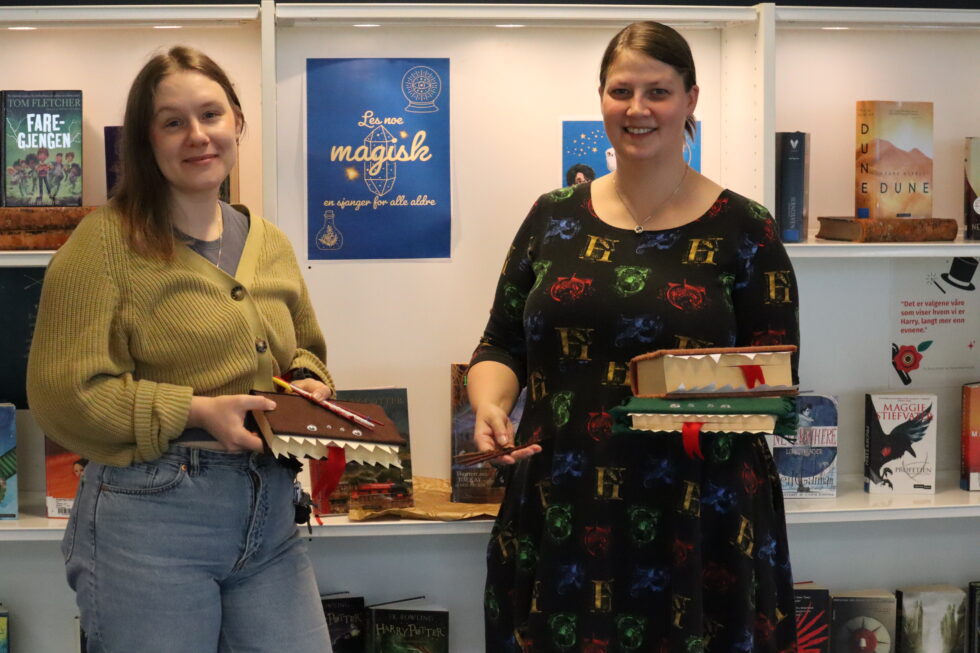 Bibliotekarene Unnveig Stokke (t.v) og Marianne Skog Eltvik gleder seg til en magisk kveld på bilblioteket.