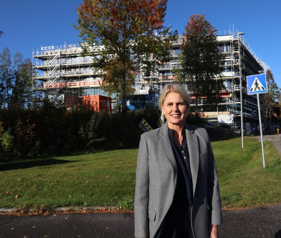 Pia Fischer foran Innlandet Science Park, som blir hennes nye arbeidsplass på Kongsvinger. Selve åpningen av Innlandet Science Park i Kongsvinger blir i månedsskiftet mars/april 2024.