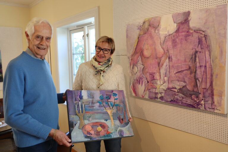 Kunstner Anne Lise Hauge og gallerist Asbjørn Bergerud holder dørene åpne til ny høstutstilling i Galleri Asbjørn de neste ukene.