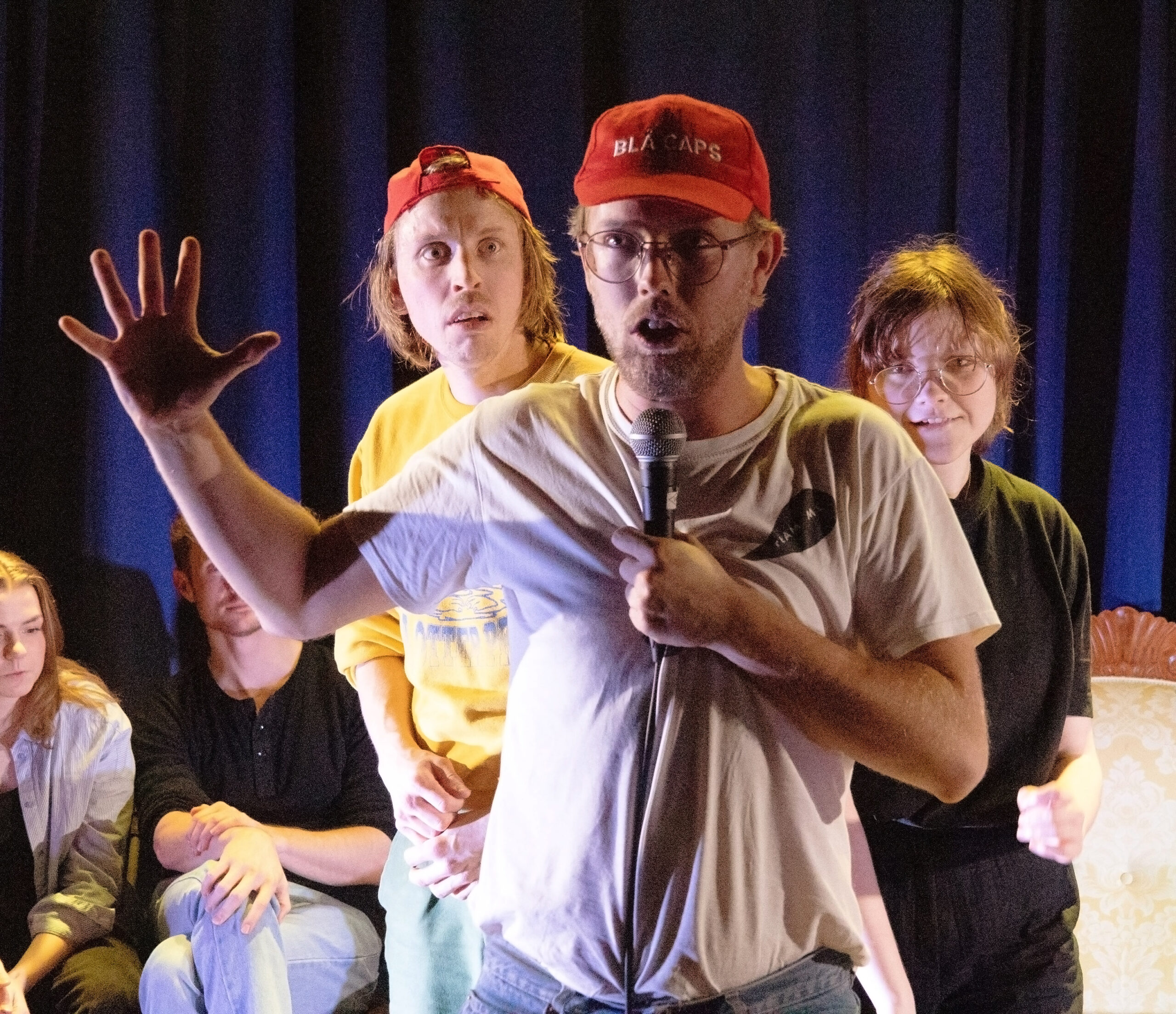 Det er ofte dramatisk, men først og fremst morsomt, når det spilles impro. Her fra SALT, som har vært Blå Caps sitt faste tilholdssted i Oslo. F.v. Harald Engan, Martin Høgberget og Ingjerd Engh.