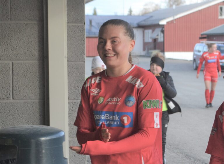 Helene Marie Unneberg Lexerød pirket en ball så vidt over målstreken og scoret KILs eneste mål i kampen mot Lyn 2