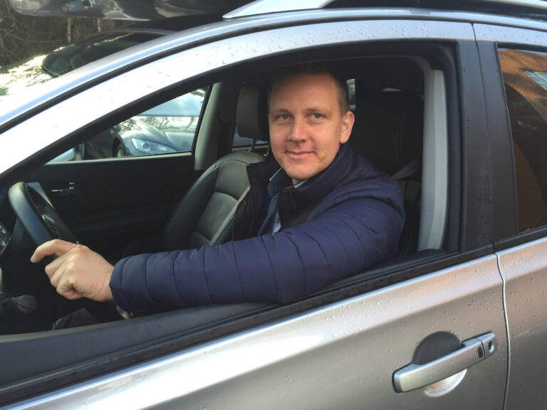 Roger Ytre-Hauge, fagsjef på motor i Frende Forsikring oppfordrer folk til å passe på ekstra når man er ute og kjører om dagen.