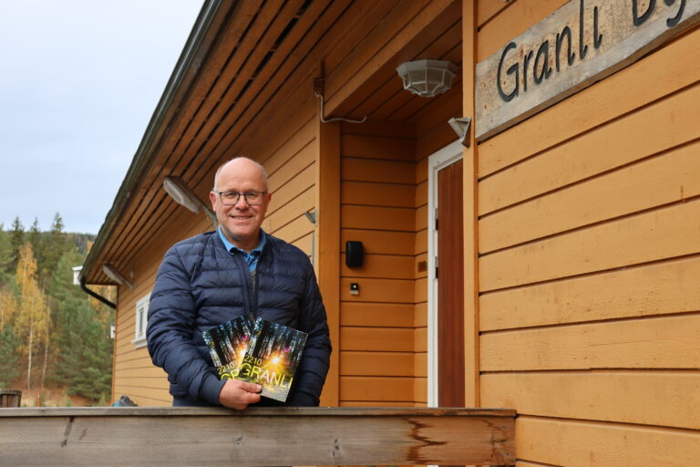 Geir Verhaug, leder i Granli vel, viser fram den nye informasjonsbrosjyren som snart skal deles ut til alle husstander på Granli.