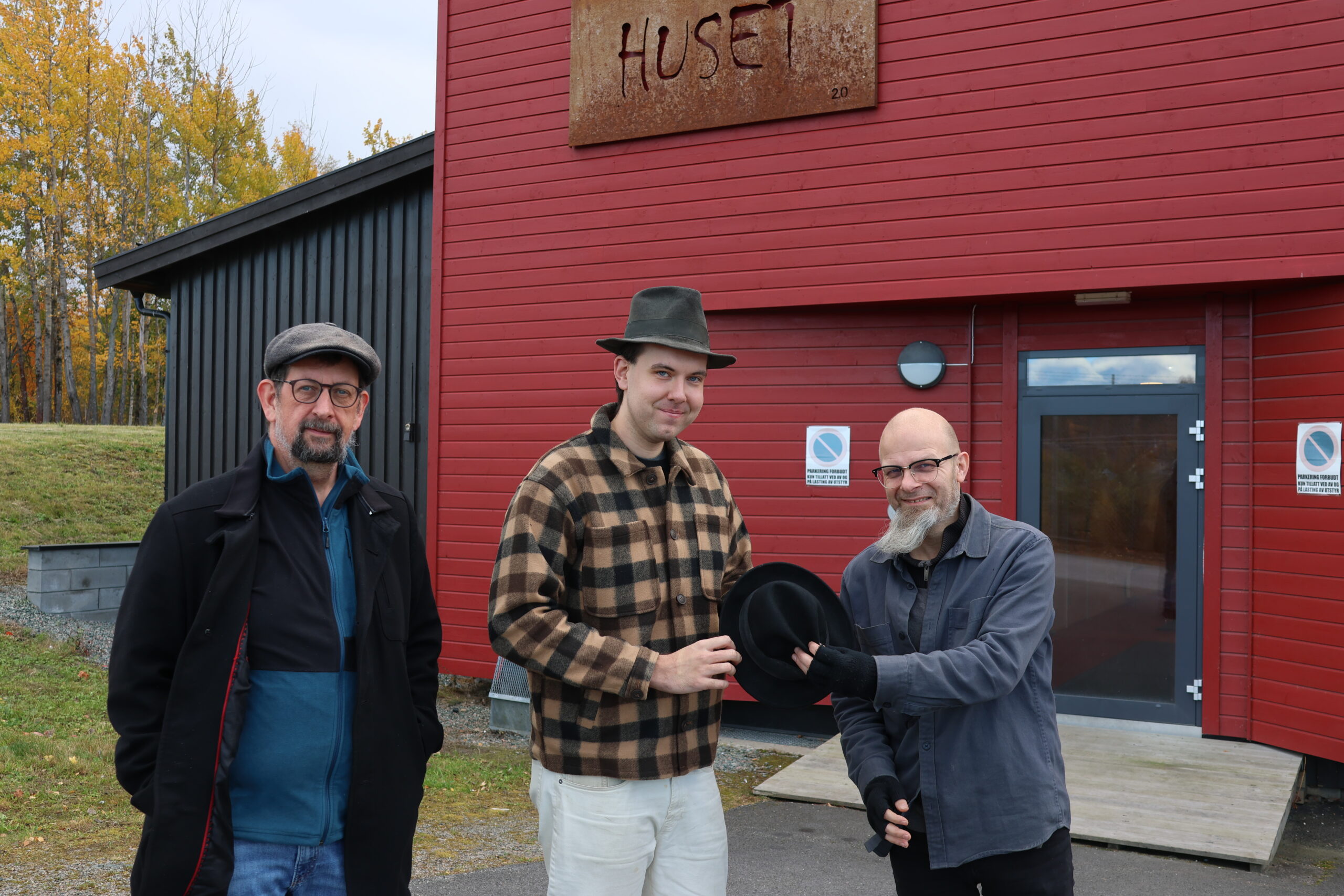Lars Ovlien, styreleder i Huset (f.v.), Robin Nikolaisen og Kjetil Foseid hadde tirsdag tatt turen til huset for premieoverrekkelse.