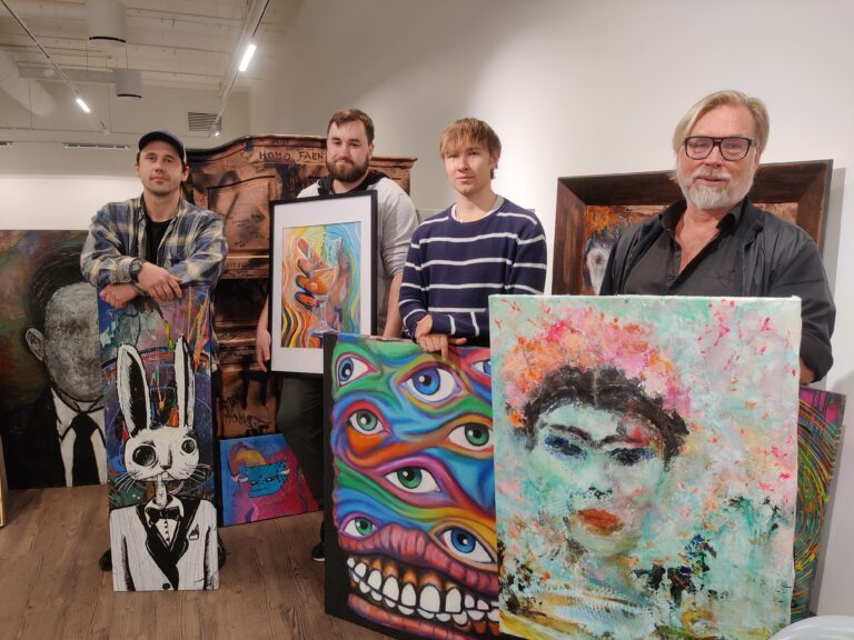 Tore Halvorsen (t.h.) har med seg fire andre kunstnere når han igjen setter opp pop-up utstilling på stasjonssiden. Resten fra høyre er Jonathan Bye, Martin Heggholmen og Øyvind Schulstad Engen.