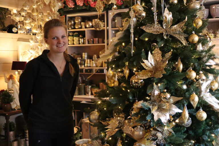 Interiørkonsulent hos Snoka Miljø, Ida Helene Brøderud Selliseth gleder seg til julehusåpningen på lørdag.