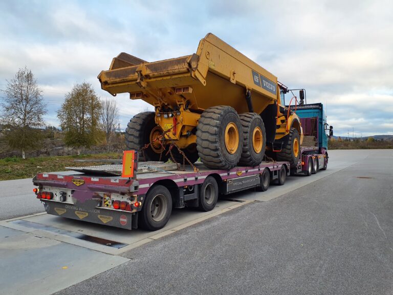Denne spesialtransporten måtte bli stående etter å ha fått bruksforbud på grunn av manglende dispensasjon, manglende merking samt overlast.