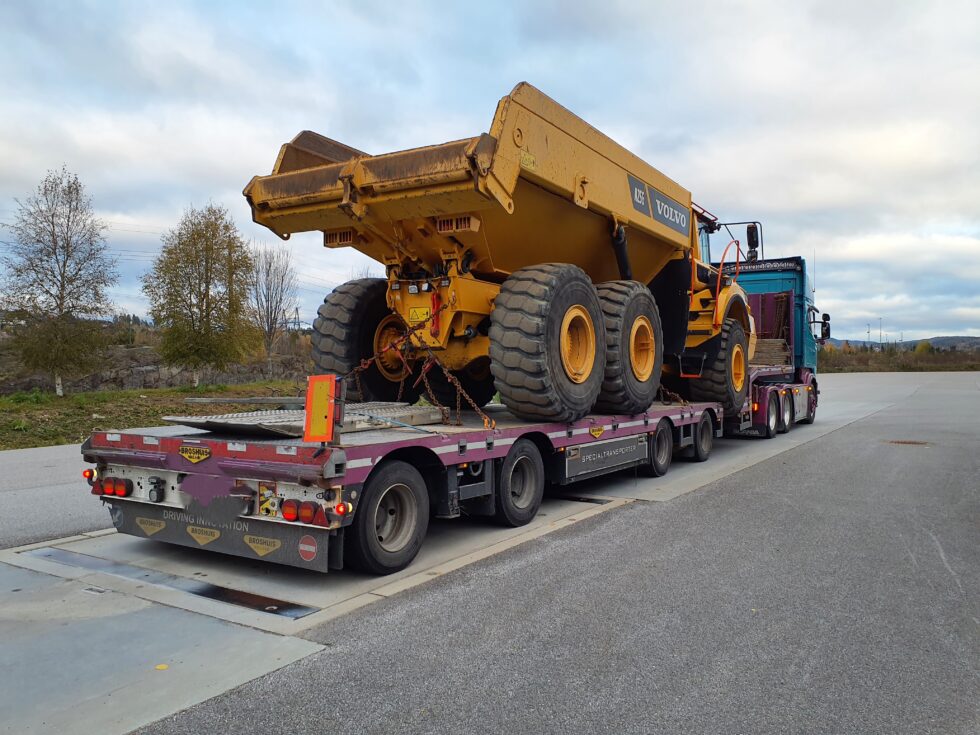 Denne spesialtransporten måtte bli stående etter å ha fått bruksforbud på grunn av manglende dispensasjon, manglende merking samt overlast.