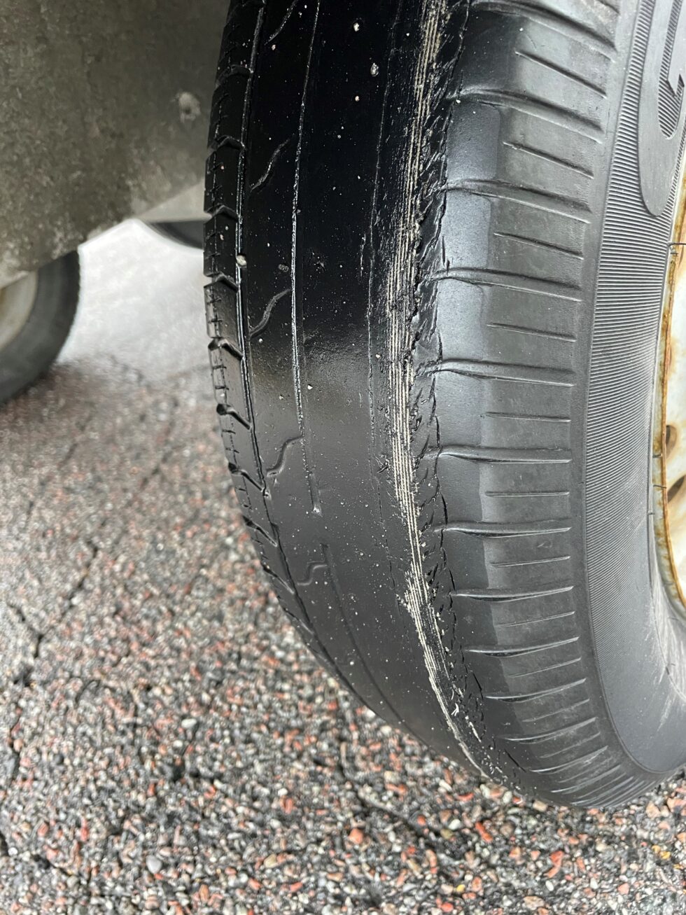 Utslitte dekk på en personbiltilhenger var noe av det Statens vegvesen avdekket under en kontroll i Kongsvinger mandag.