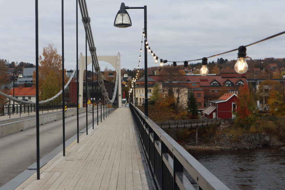 Som en midlertidig løsning vil det kun være montert lys på den ene siden av Kongsvinger bru.