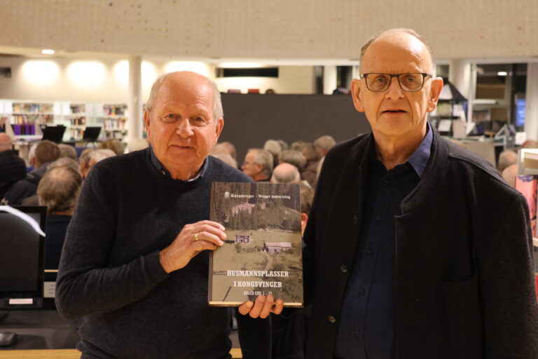 Per Tore Broen (f.v.) og Arve Urlin I Kongsvinger-Vinger historielag presenterte torsdag den nye boka om husmannsplasser i Vinger.