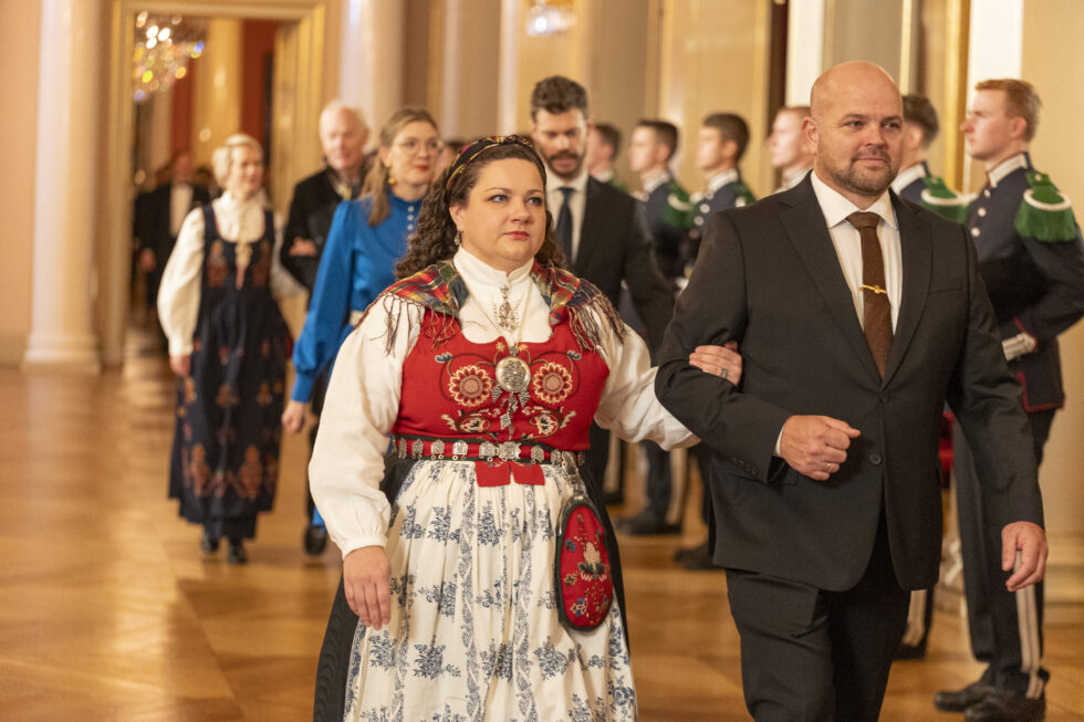 Margrethe Haarr, stortingsrepresentant fra Kongsvinger deltok torsdag på sin tredje stortingsmiddag på slottet. Hun ble geleidet av Geir Inge Lien, stortingsrepresentant for Sp fra Romsdal. Haarr hadde på seg sin Romsdalsbunad, noe hun forklarer med at hennes far er fra Romsdalen.
