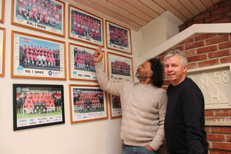 Caleb Francis (t.h.) og Arnfinn Engerbakk var en del av kjernen på 90-tallet som fylte Gjemselund stadion og leverte europeisk cupfotball. Det er vanskelig å unngå minnene inne i brakka på Gjemselund.