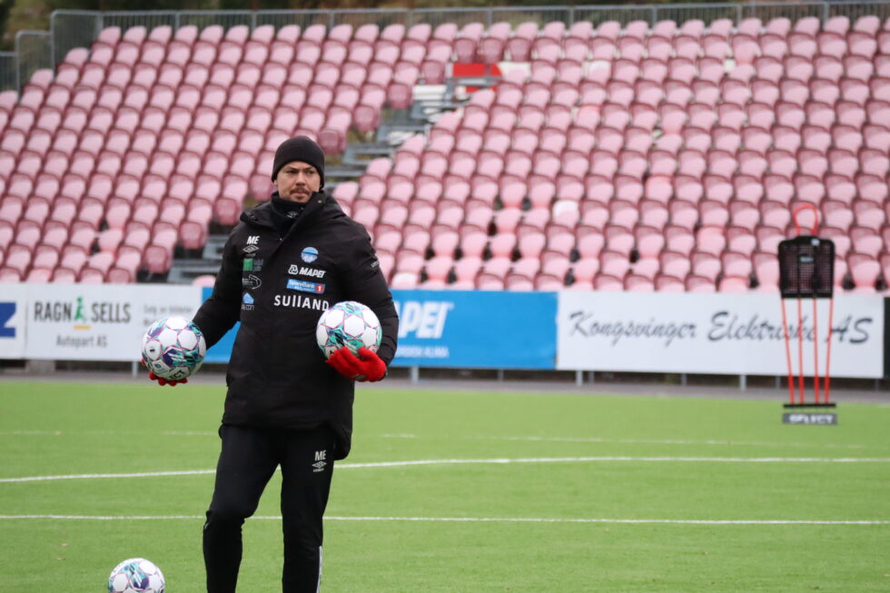 Magnus Erga håper at laget hans serverer publikum offensiv fotball i søndagens kamp.