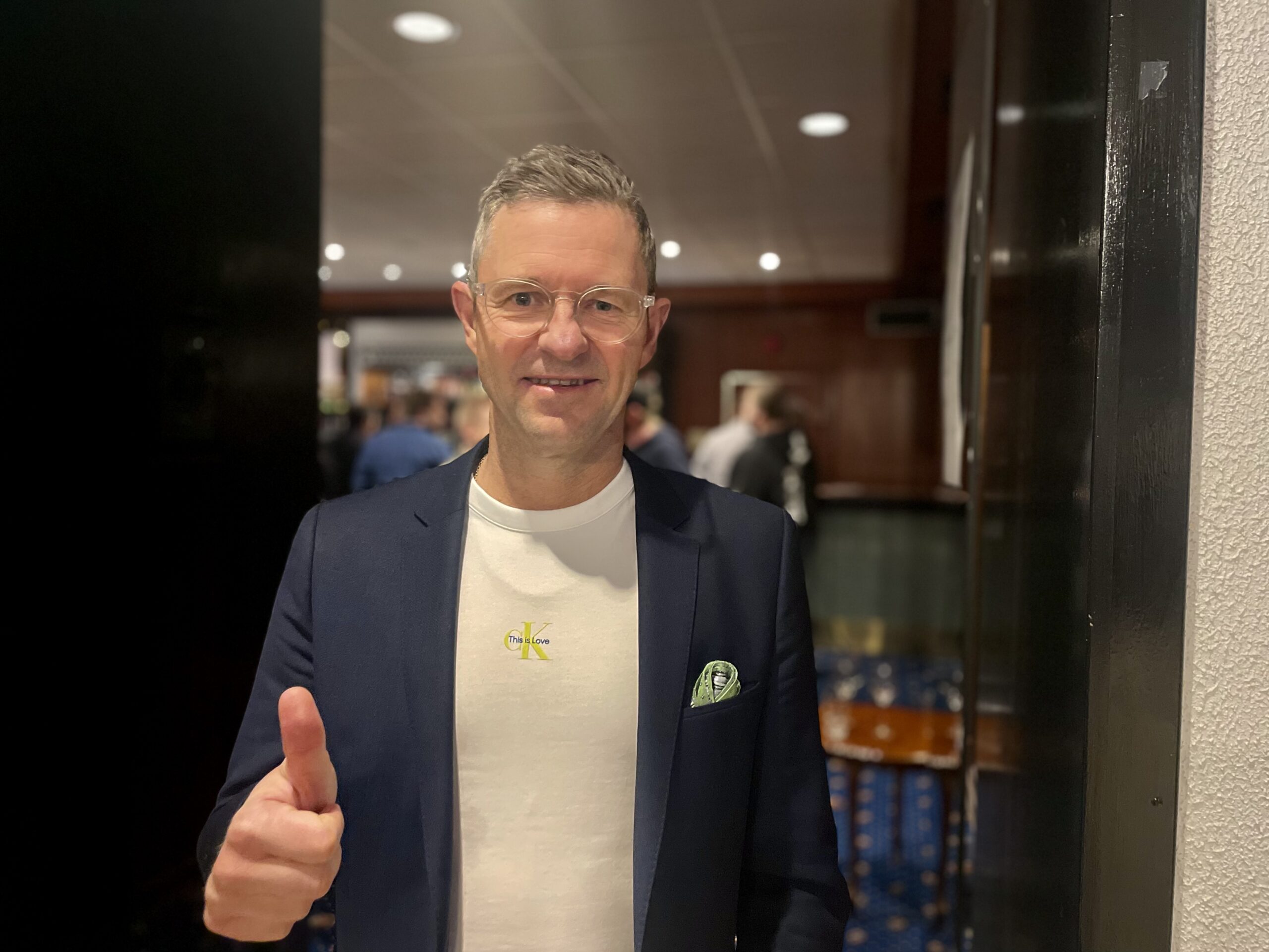 Jørn Karlsrud ga en stor tommel opp for jubileumsfeiringen.