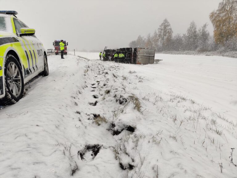 En lastebil har kjørt av vegen og veltet på rv.2. utenfor Kongsvinger.
