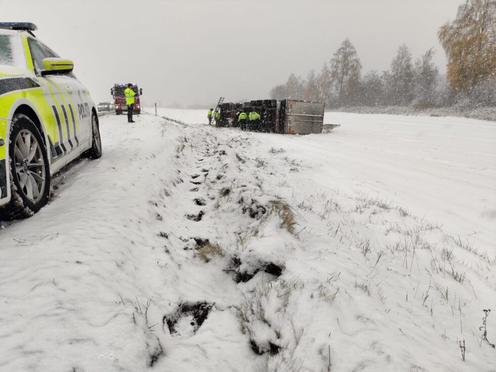En lastebil har kjørt av vegen og veltet på rv.2. utenfor Kongsvinger.