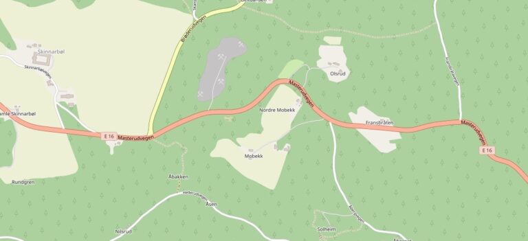 To semitrailere skal stå fast i Frantsbråtaberget på E16.