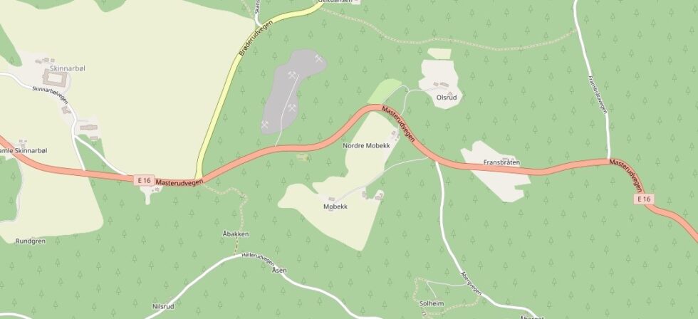 To semitrailere skal stå fast i Frantsbråtaberget på E16.