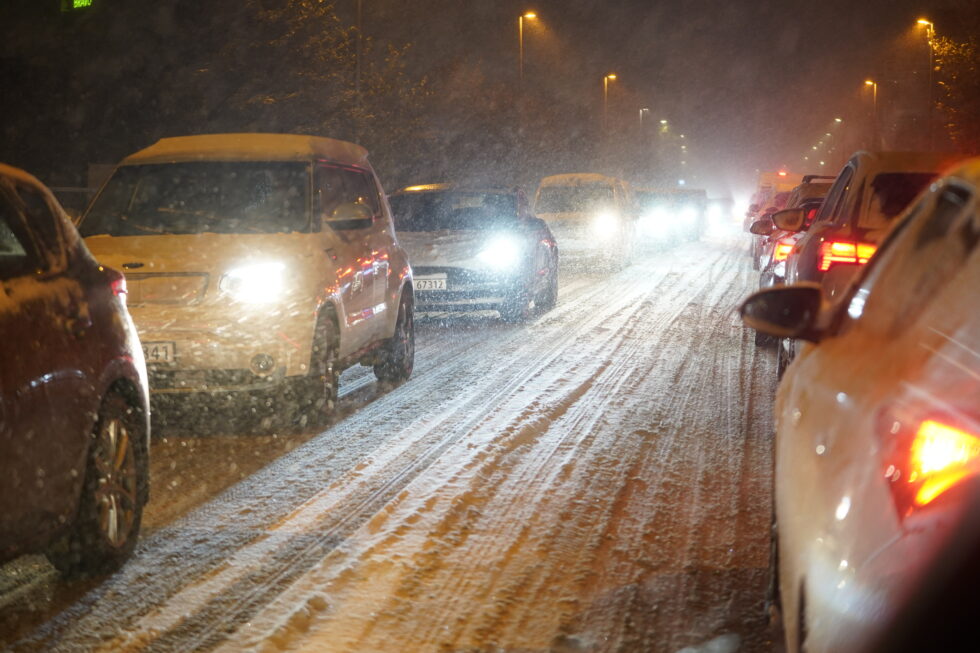 Snøværet skapte store problemer i trafikken mandag.