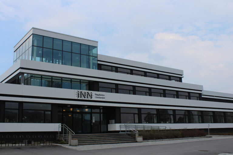 Høgskolen lyser for prematurbarna på fredag.
