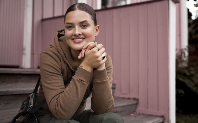 Elsa Kamøy Furuseth studerer i hovedstaden Reykjavik bare 70 kilometer fra området hvor man frykter et vulkanutbrudd. --Her i Reykjavik er det ingen fare, sier Elsa Kamøy Furuseth.
