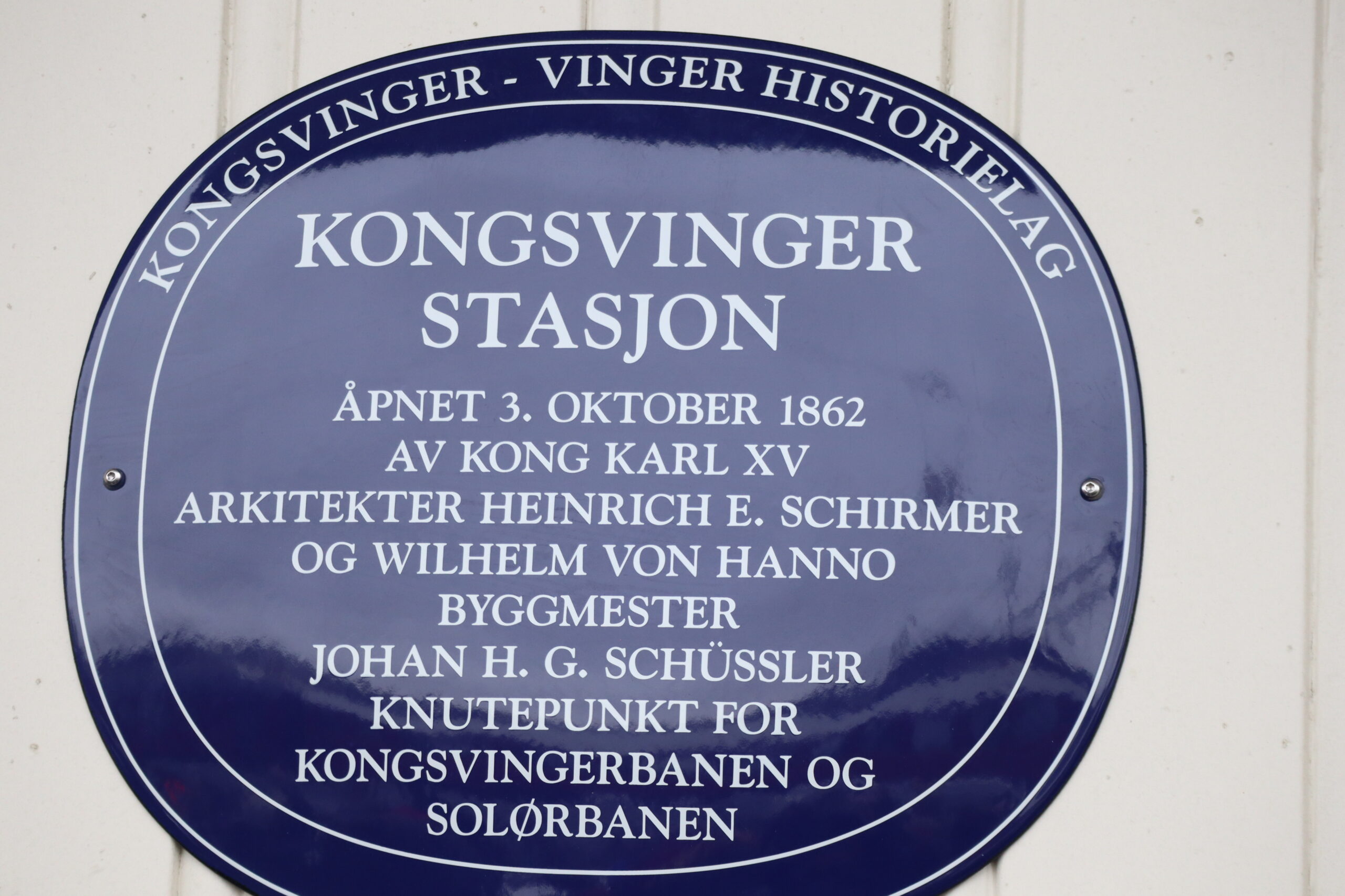 Det blå skiltet som nå henger på Kongsvinger stasjon.