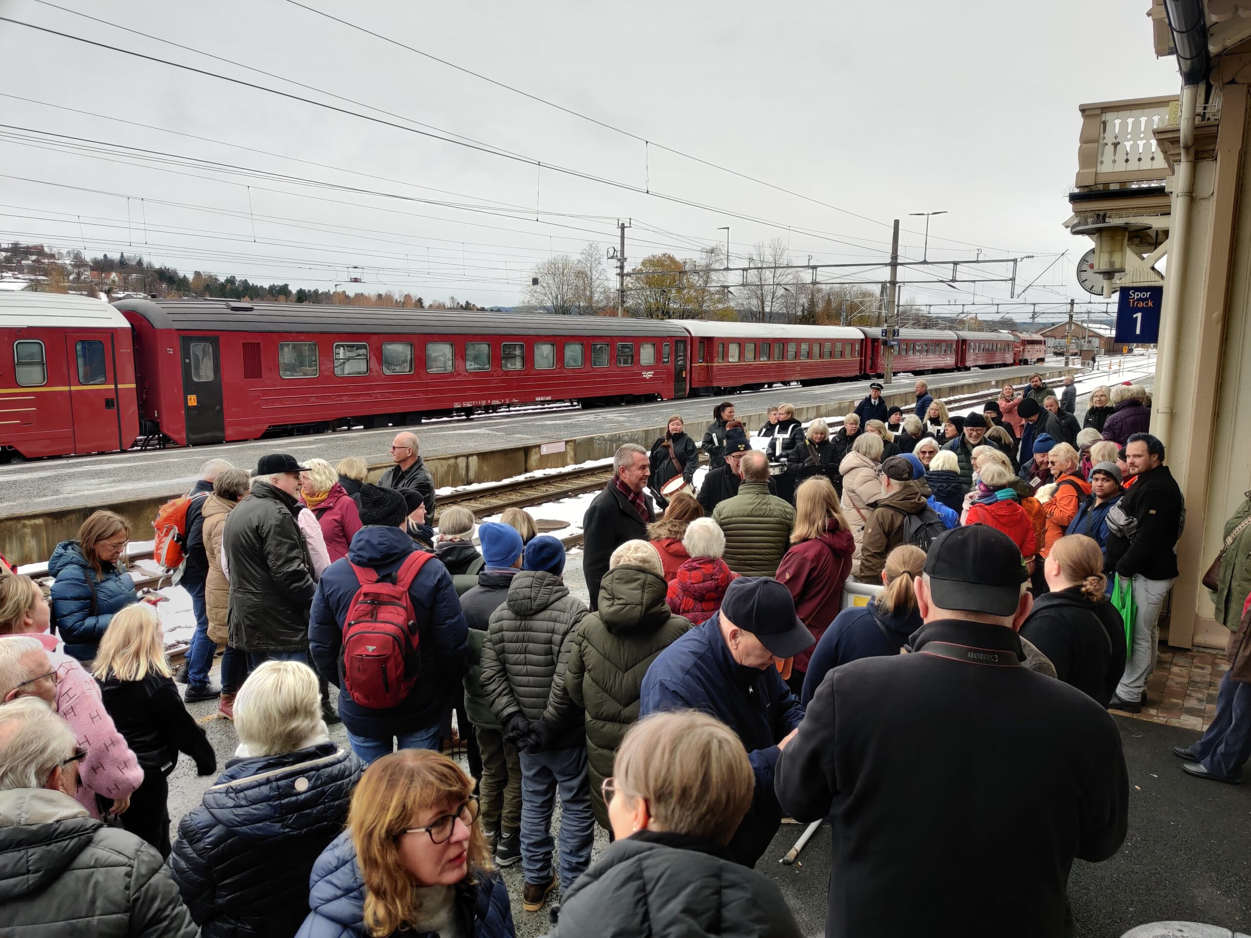 Det var nok av folk som sto på perrongen på Kongsvinger stasjon.