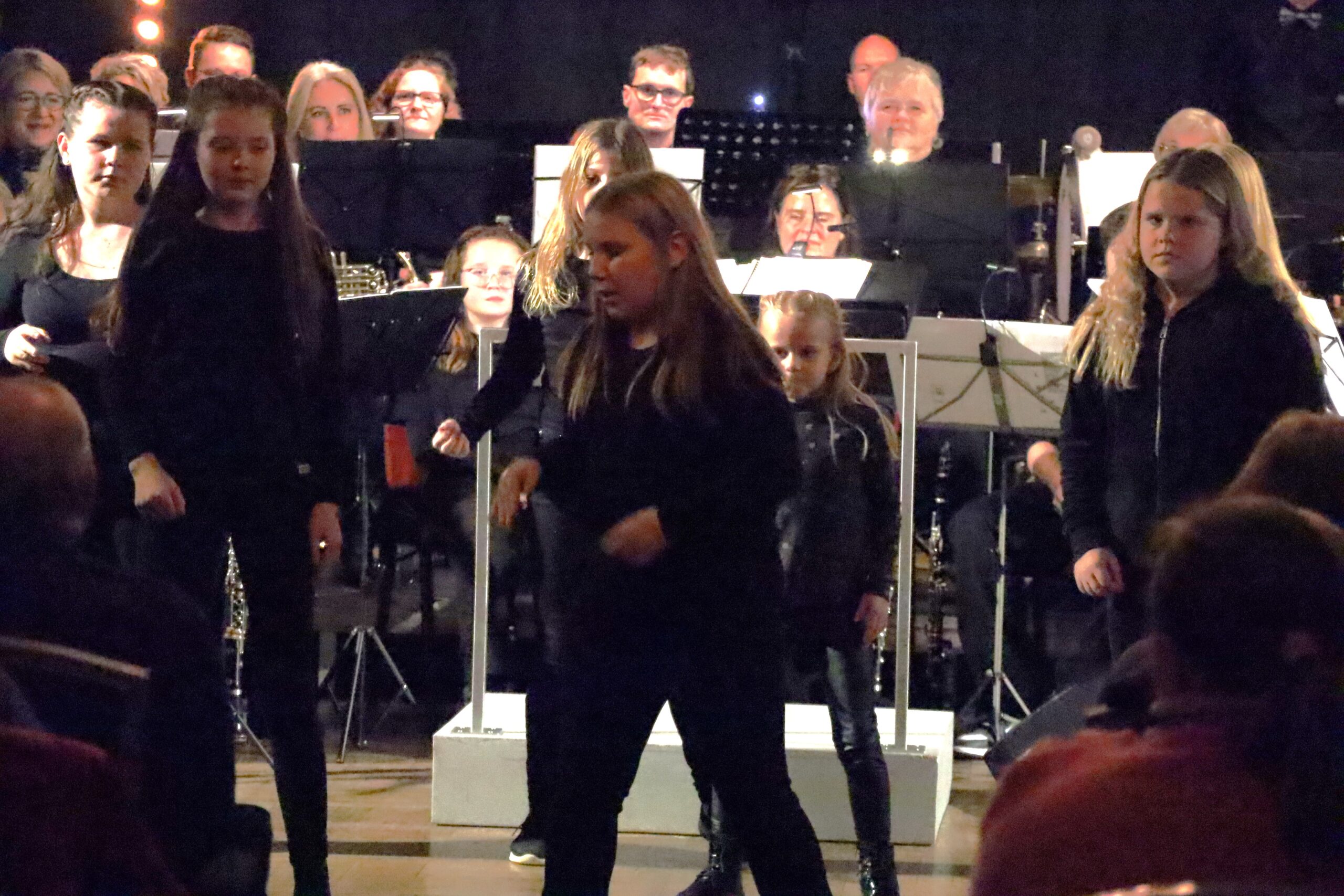 Drilltroppen var også med på flere av sangene til skolemusikken.