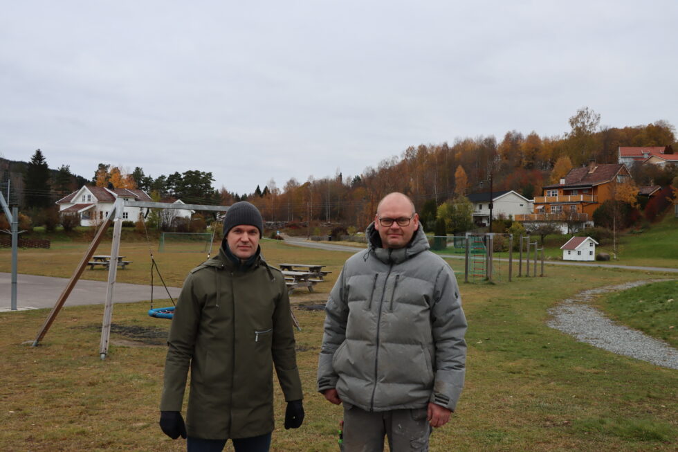 Kai Olav Ryen og Ronny Ruud er skuffet over tyveriet av lekeapparatet på Røneløkka.