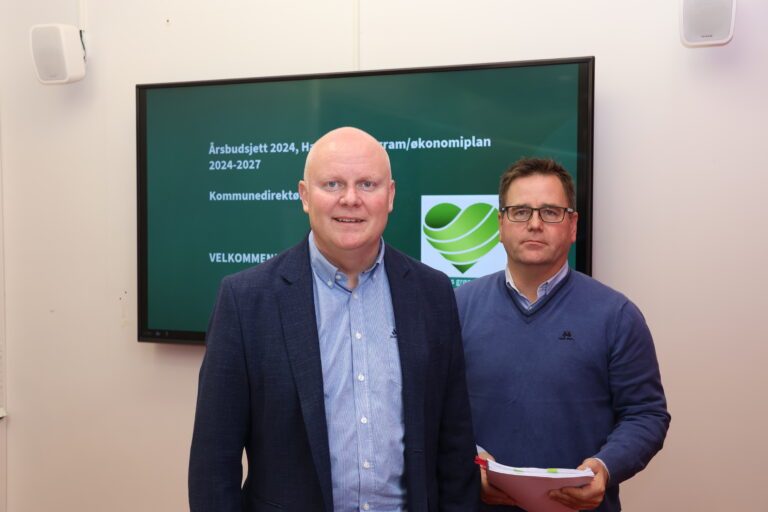 Kommunedirektør Lars Andreas Uglem og konstituert økonomisjef Jostein Torkildsrud presenterer fredag sitt budsjettforslag for 2024 og økonomiplan for perioden 2024-2027 for de folkevalgte.