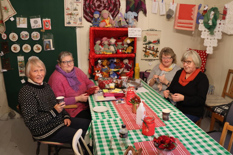 Solbjørg Noer Johansen (f.v.) tar alltid en tur når Brandval husflidslag arrangerer julemesse. Her sitter hun sammen med tre av lagets medlemmer Jolanda Tuitel Van Herk, Hilde Amundsen og Unni Bråten Høgåsen.