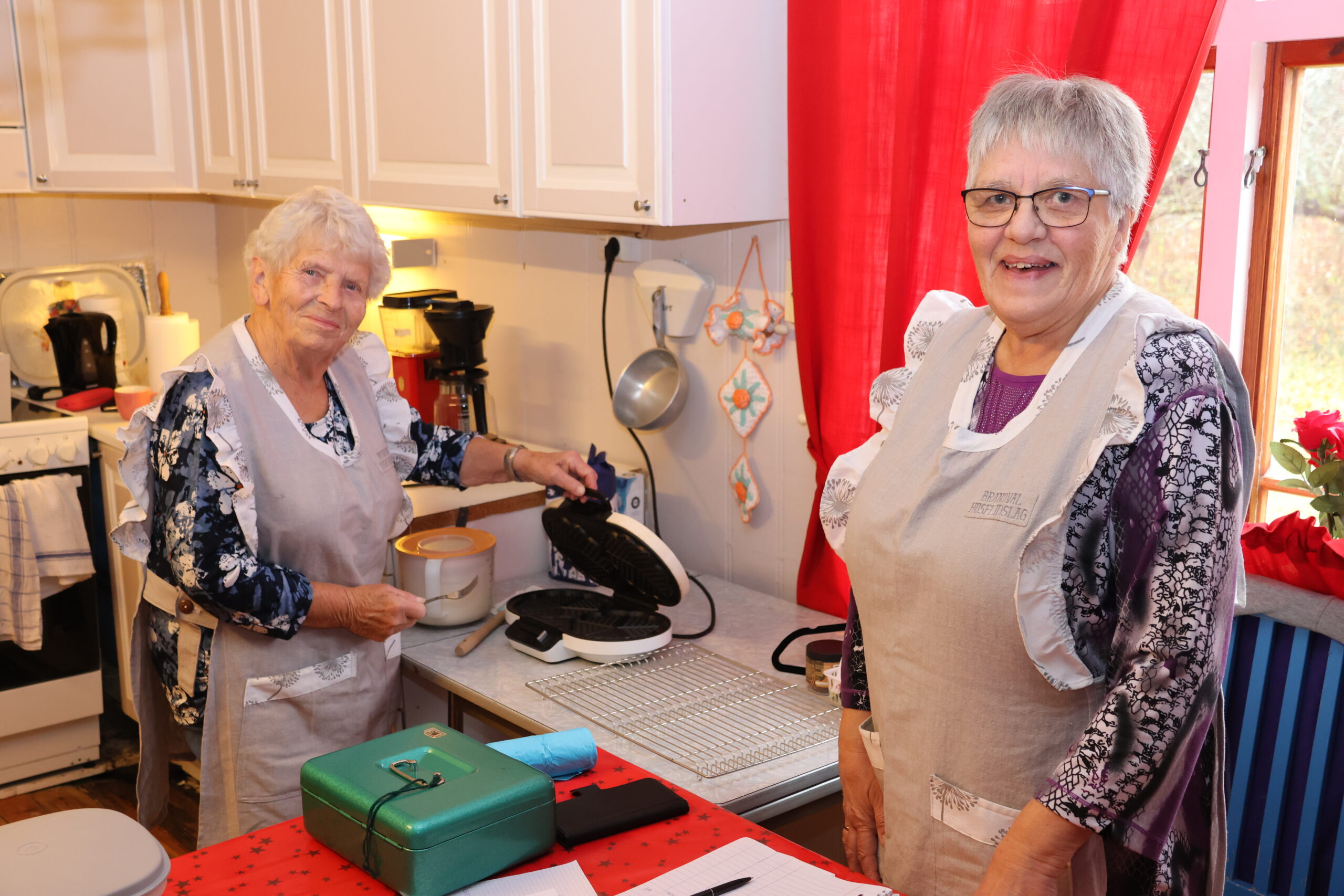 Åshild Nymoen (t.v.) og Eva Helen Nygård tok seg av vaffelsteking og kaffesalg .