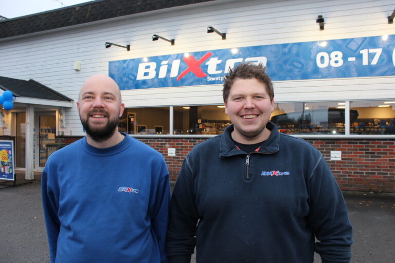 DYNAMISK DUO: Daglig leder Patrick Pedersen og styreleder Tommy Sagmoen er den dynamiske duoen som overtok driften av Bilxtra for tre år siden. Nå er smilene på plass utenfor det de mener er en oppgradering.