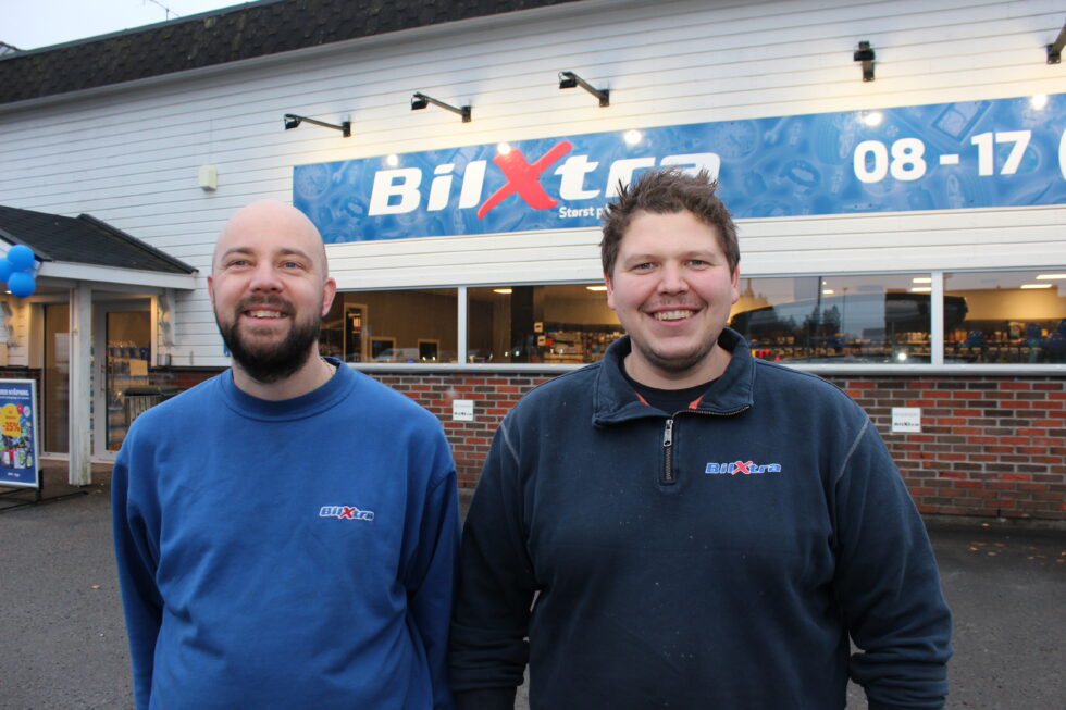 DYNAMISK DUO: Daglig leder Patrick Pedersen og styreleder Tommy Sagmoen er den dynamiske duoen som overtok driften av Bilxtra for tre år siden. Nå er smilene på plass utenfor det de mener er en oppgradering.