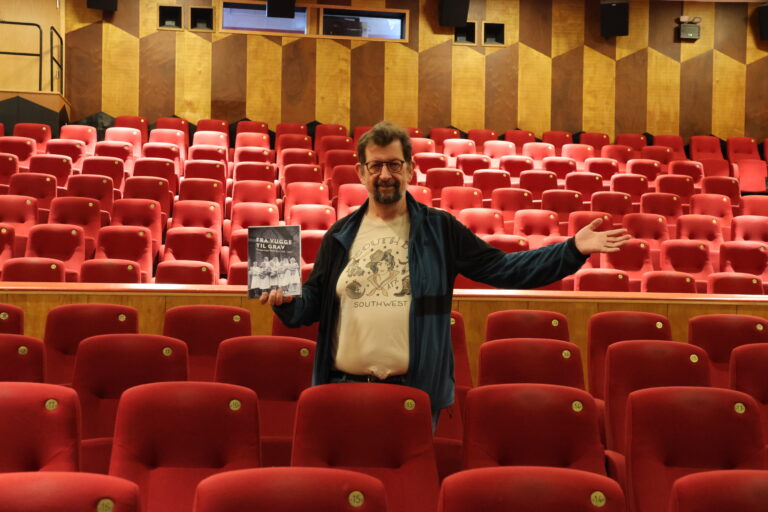 Lars Ovlien har skrevet bok om Kongsvinger Røde Kors og er konferansier for Røde Kors gallaen i Rådhusteatret den 2. desember. --Vi håper å fylle Rådhusteatret denne kvelden, sier han.