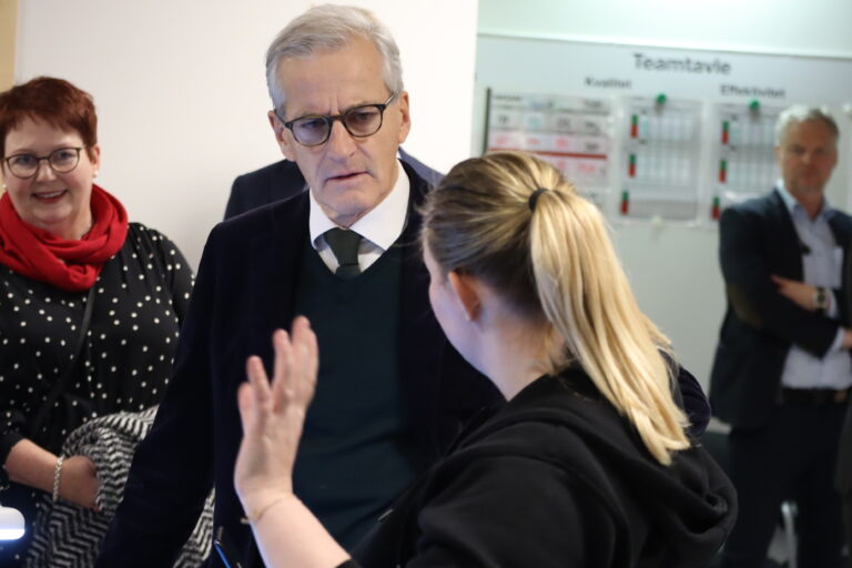 Virke hadde sammen med Elkjøp invitert Statsminister Jonas Gahr Støre til Elcare på Kongsvinger. F.v. Administrerende direktør i Virke, Bernt Apeland, Bærekraftssjef i Elkjøp Camilla Gramstad, daglig leder i Elcare Nordic, Kenneth Gundersen, konsernsjef i Elkjøp Fredrik Tønnesen, reparatør hos Elcare, Jannicke Otertjernet, statsminister Jonas Gahr Støre og ordfører Elin Såheim Bjørkli.