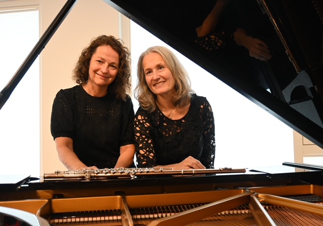 Pianist Mona Spigseth (f.v) og fløytist Trine Knutsen legger jubileumsturneen sin innom Vinger kirke førstkommende lørdag.