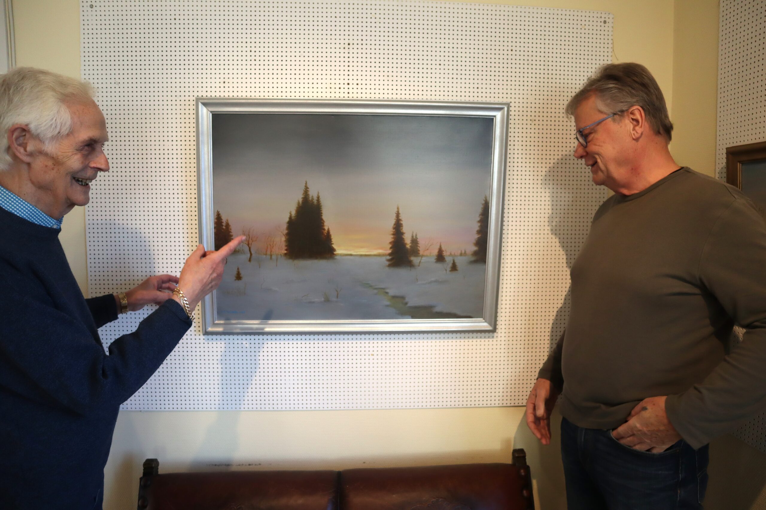 Gallerist Asbjørn Bergerud syns Ole Gunnar Tollhaug er flink til å få frem lyset i sine bilder.