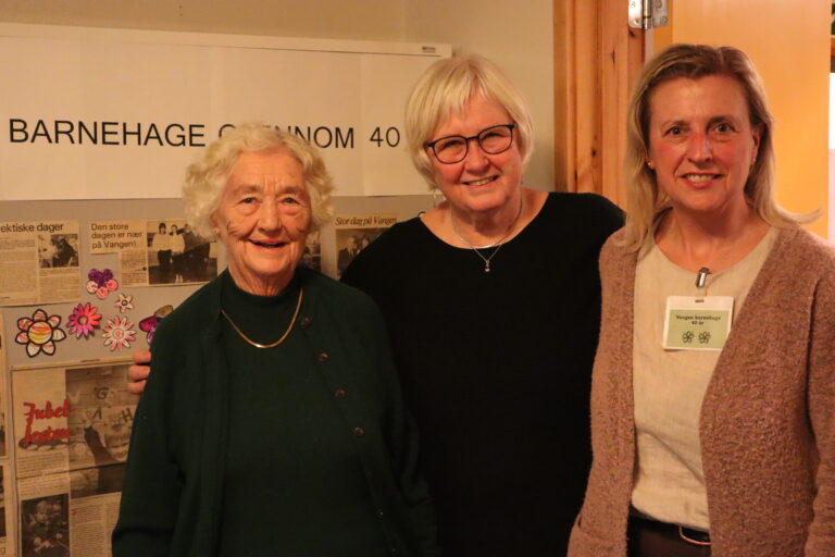 Olaug Osuldsen (t.v.), Karin Moen og Cathrin Øverby var alle tre med på oppstarten av Vangen barnehage for 40 år siden.